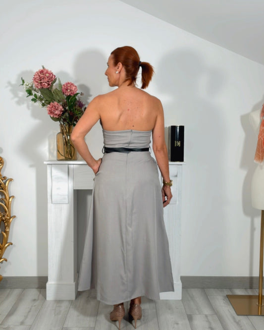 Vestido gris corte evase