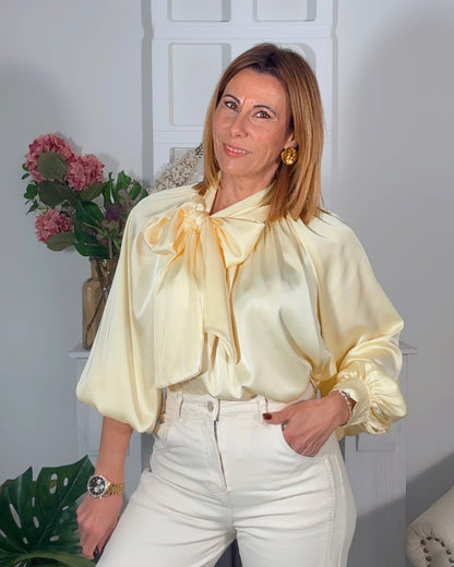 Blusa satinada lazo amarilla