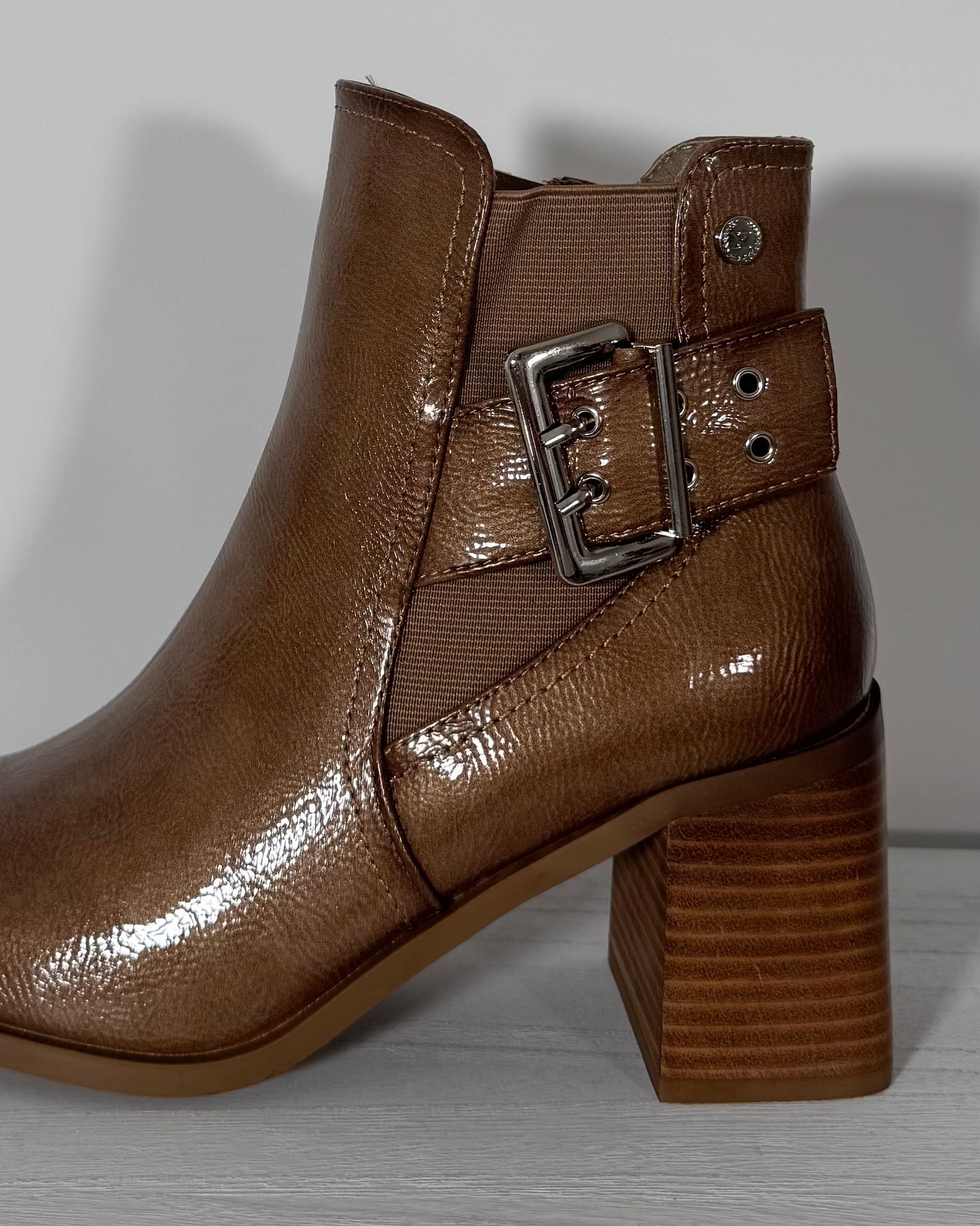 Botin charol beige XTI
