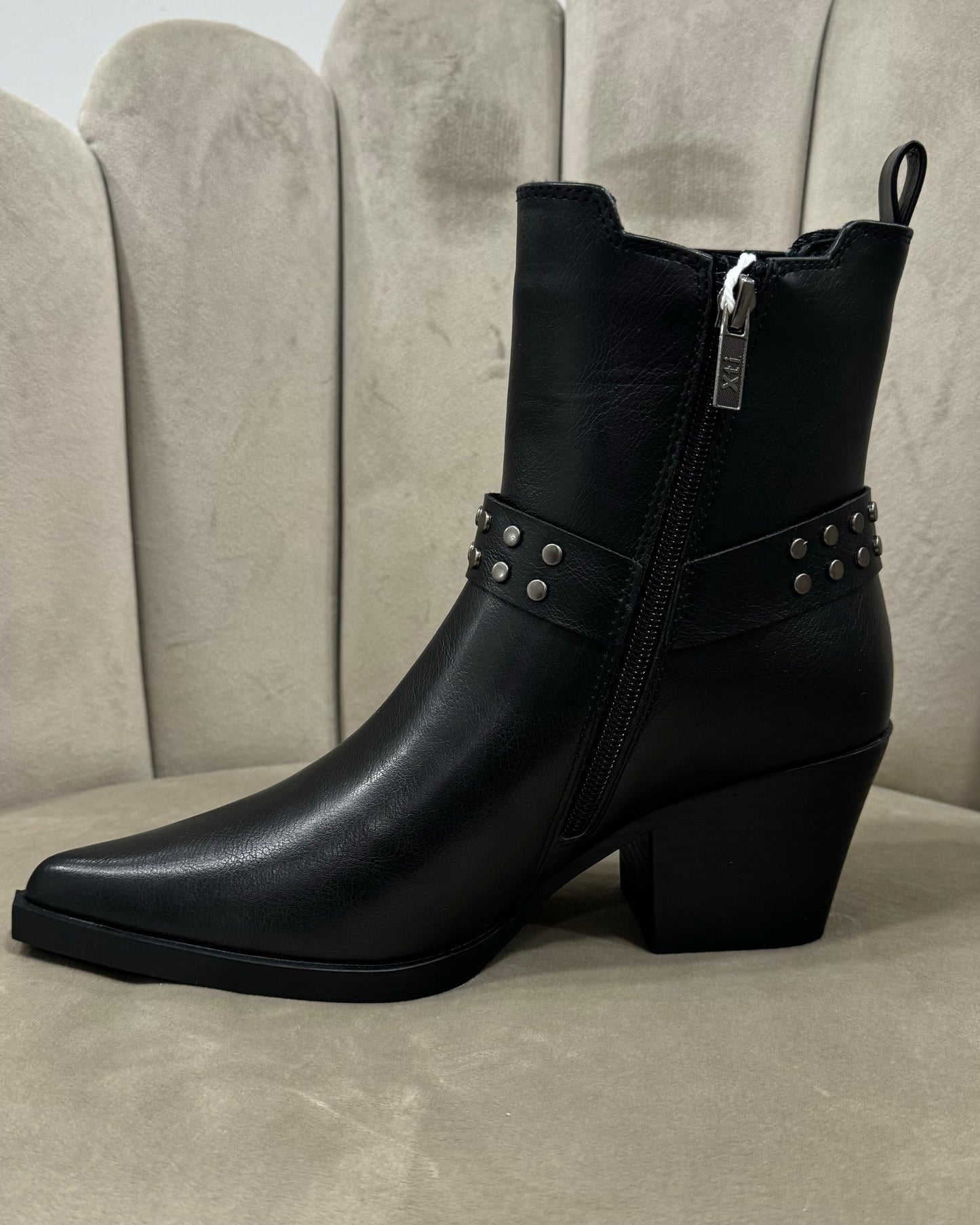 Botin negro tachuela XTI