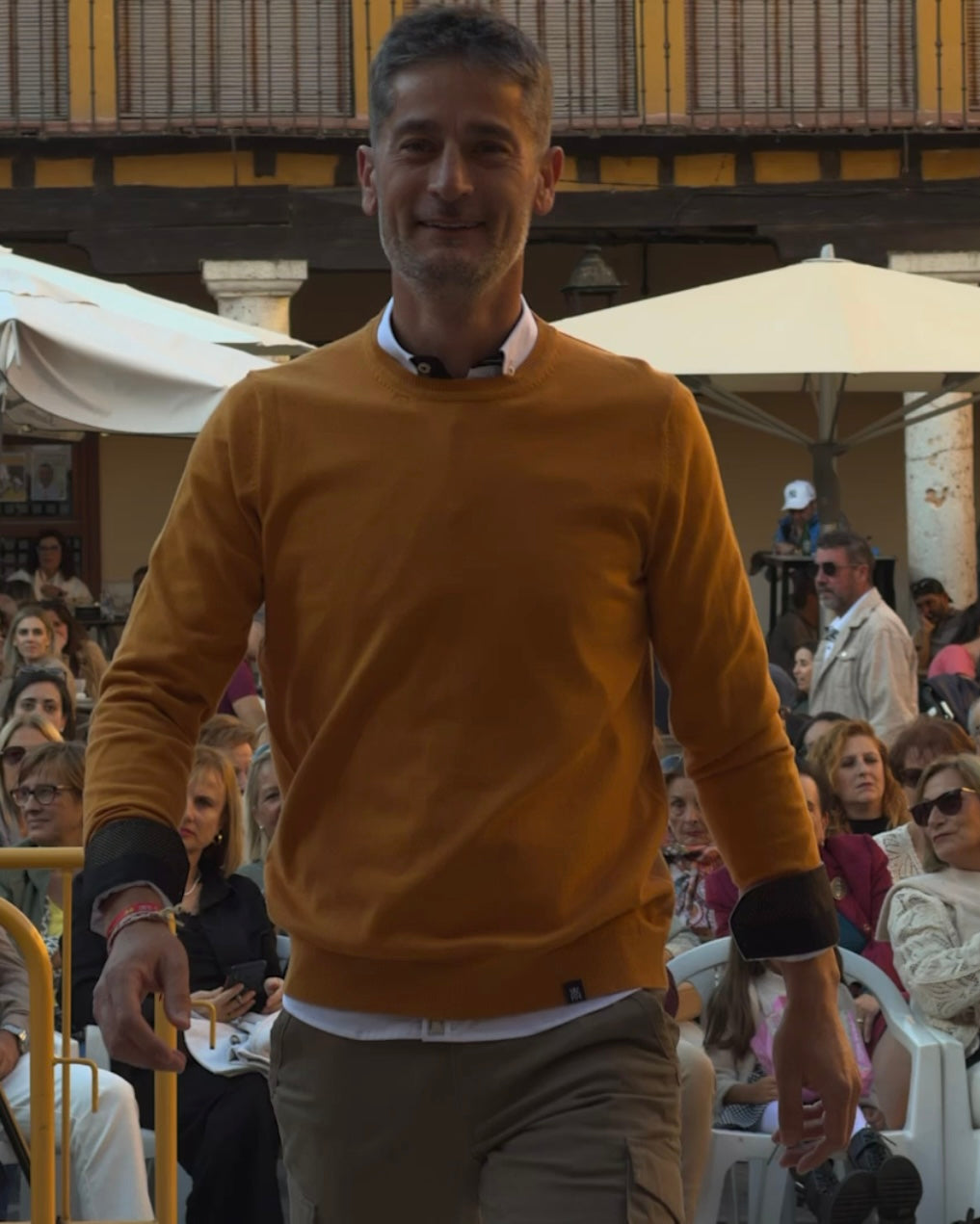 Jersey punto cuello caja mostaza