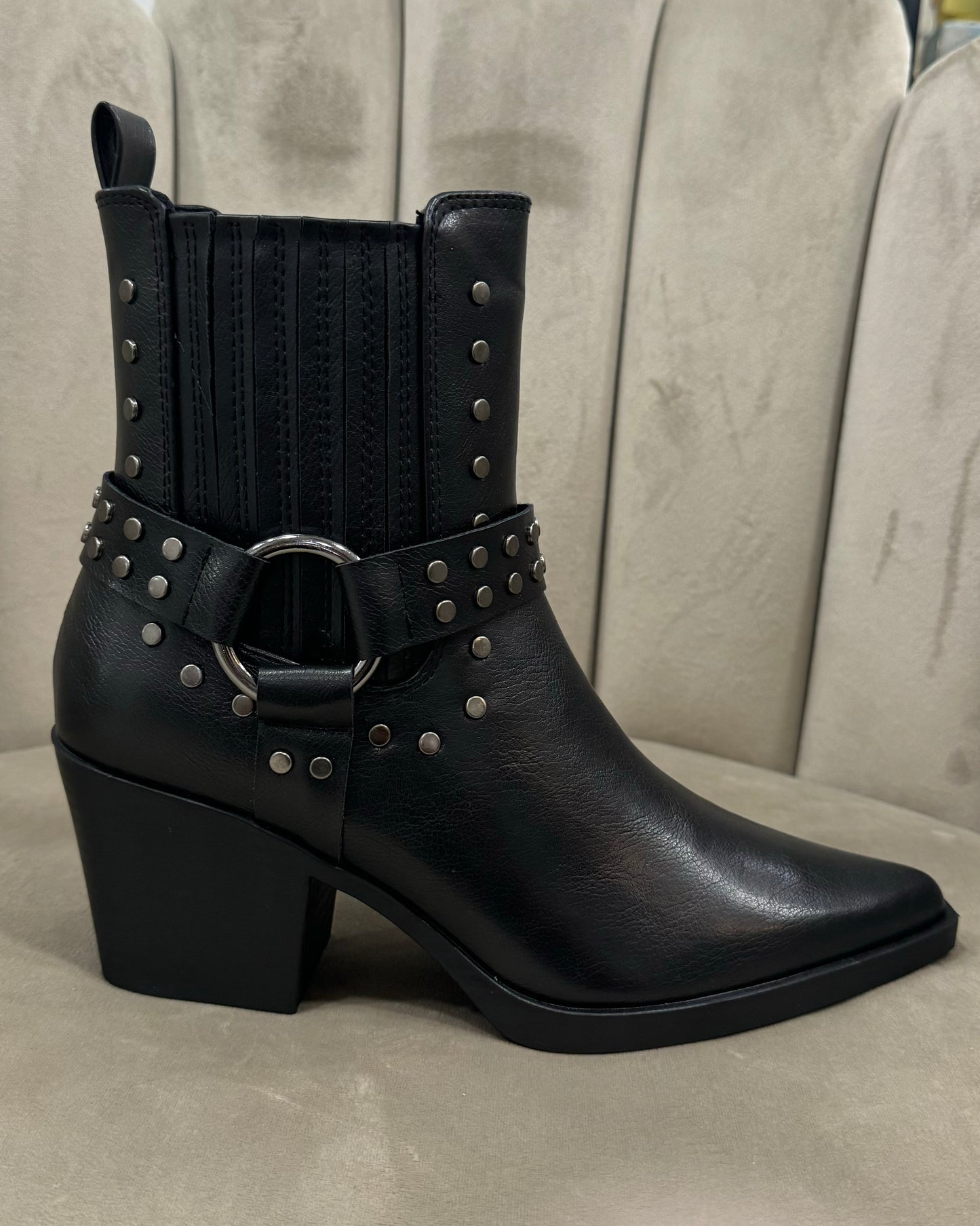 Botin negro tachuela XTI